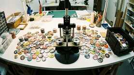 Какое оборудование нужно для производства значков: полный комплект